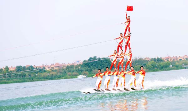 中澳藝術(shù)滑水賽膠州開賽 冷門項(xiàng)目逐漸為人熟知