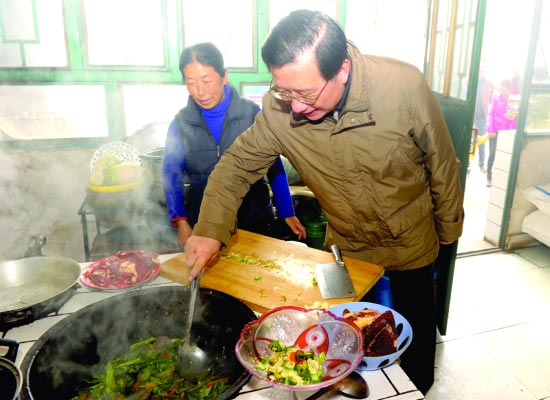 強衛到尖扎縣山村看望基層干部群眾共度新年