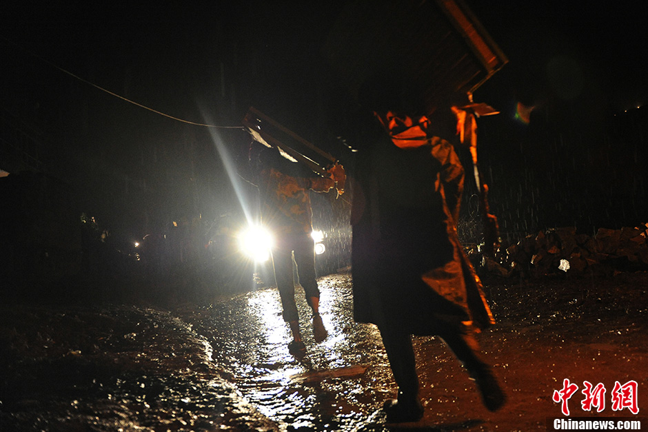 甘肅地震后 志愿者深夜冒雨踏泥急送“臨時之家”