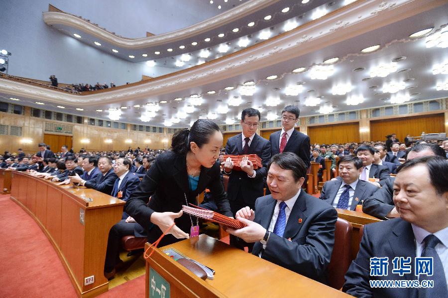工作人員發選票