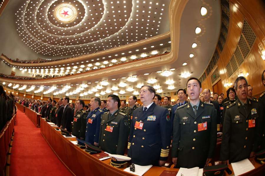 十二屆全國人大一次會議在京開幕：代表起立唱國歌