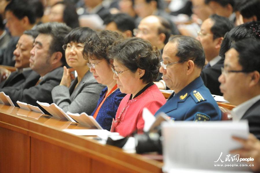 政協(xié)十二屆一次會議第二次全體會議：政協(xié)委員在認真聽取報告