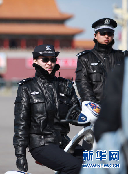 女警乘坐“智能單警”巡邏車執行安保工作