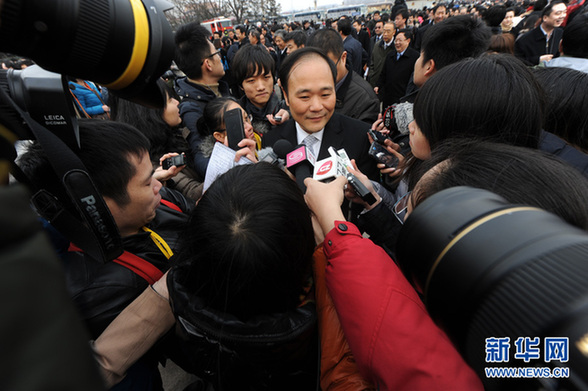 政協委員遭遇記者圍堵采訪