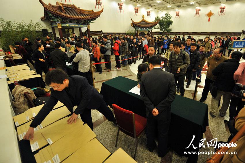 2013年全國兩會：記者排長隊領(lǐng)證件