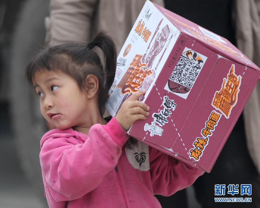 震區孩子無邪笑容致敬救援團隊
