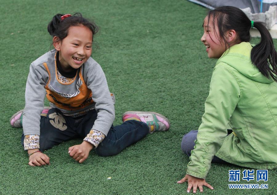 震區(qū)孩子無邪笑容致敬救援團隊