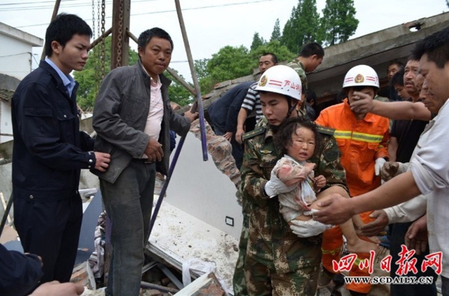 震區孩子無邪笑容致敬救援團隊