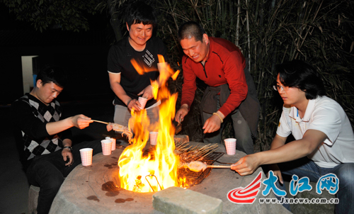 南昌湖光山舍篝火晚會樂翻全國網(wǎng)媒記者