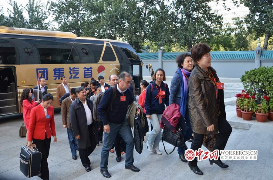 參加中國(guó)工會(huì)十六大的各代表團(tuán)代表陸續(xù)抵京