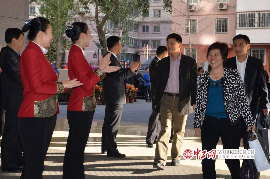 參加中國工會十六大的各代表團代表陸續抵京