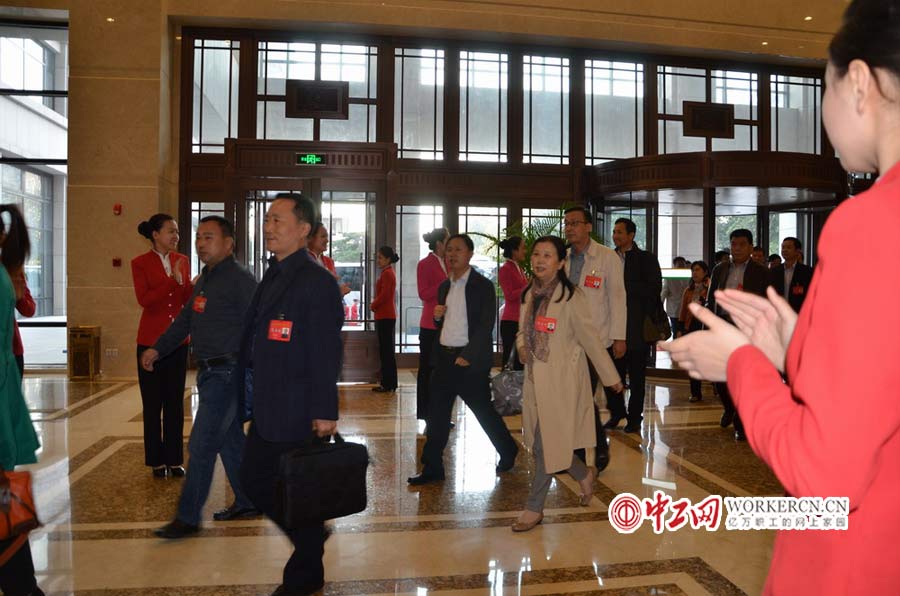 參加中國工會十六大的各代表團代表陸續(xù)抵京