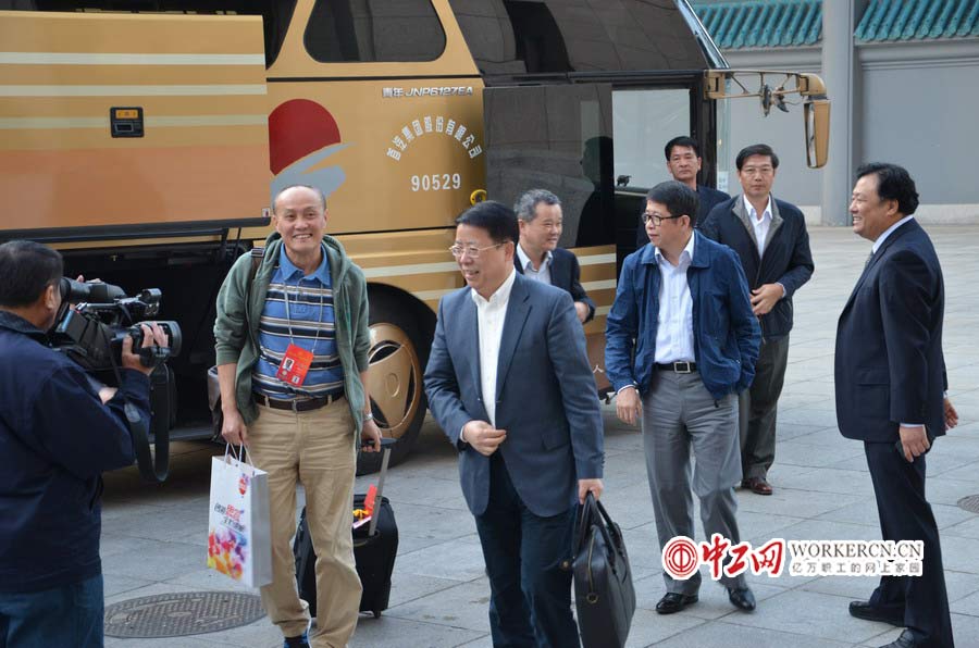 參加中國工會十六大的各代表團代表陸續(xù)抵京