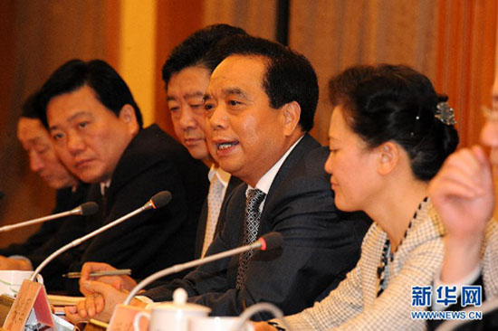 李建國參加工會十六大山東代表團(tuán)會議