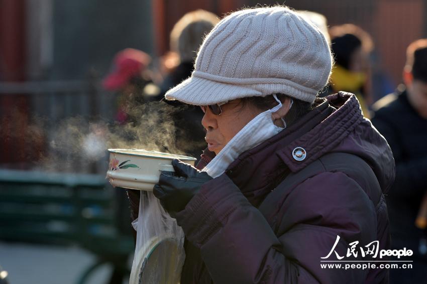 北京雍和宮排百米長(zhǎng)隊(duì)爭(zhēng)喝臘八粥