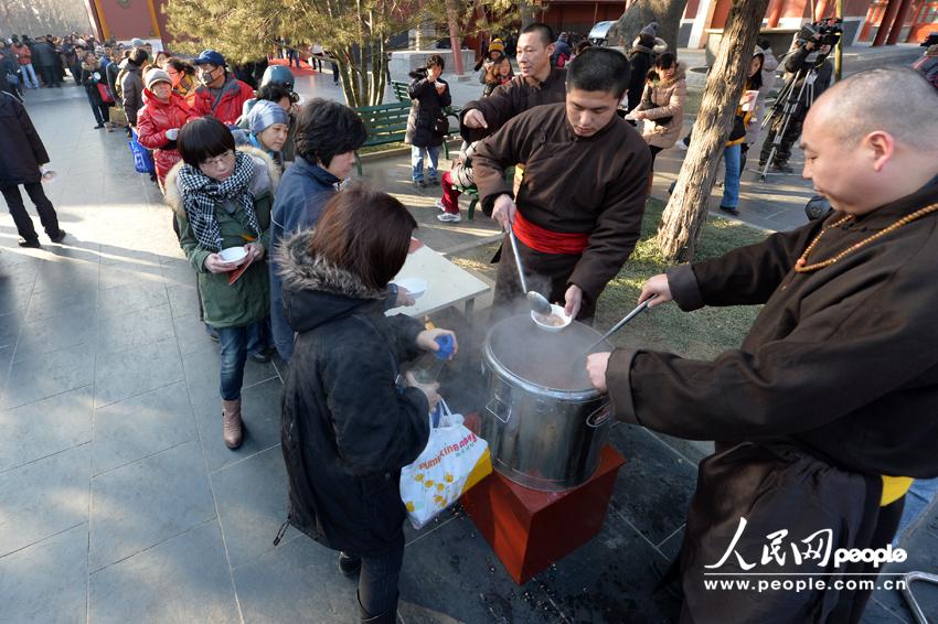北京雍和宮排百米長隊爭喝臘八粥