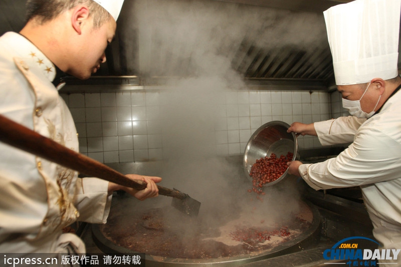 臘八節(jié)各地熬制臘八粥供市民免費(fèi)領(lǐng)取