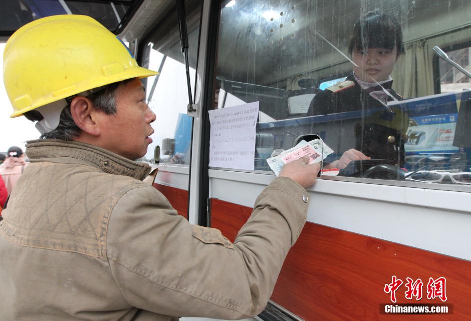 重慶火車站移動售票車開進工地為農民工現(xiàn)場售票