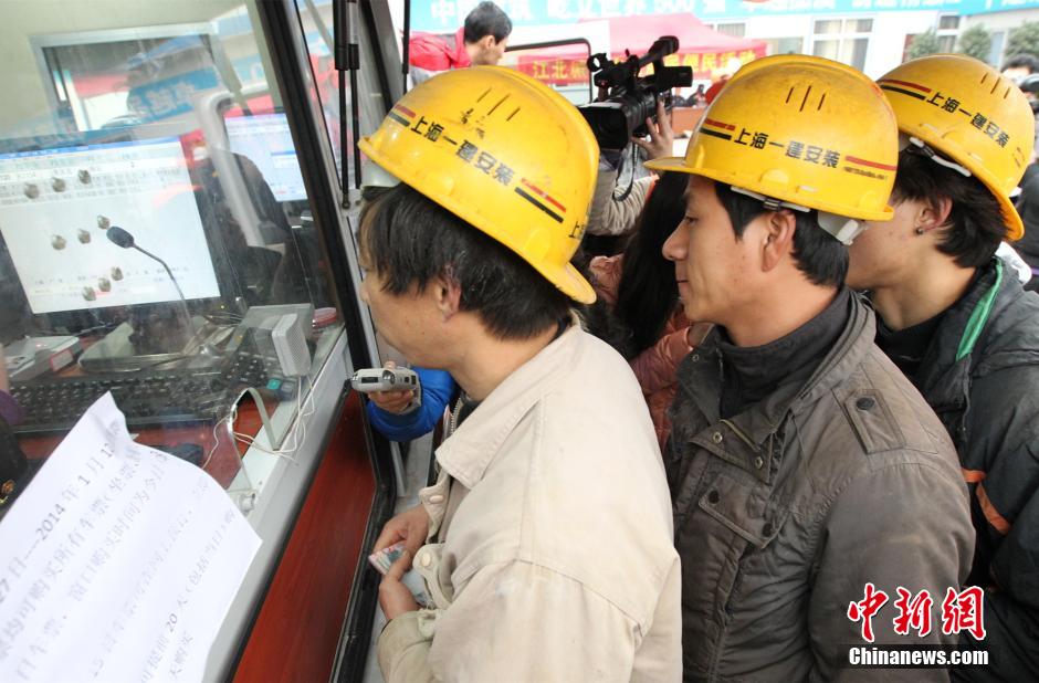 重慶火車站移動售票車開進工地為農民工現場售票