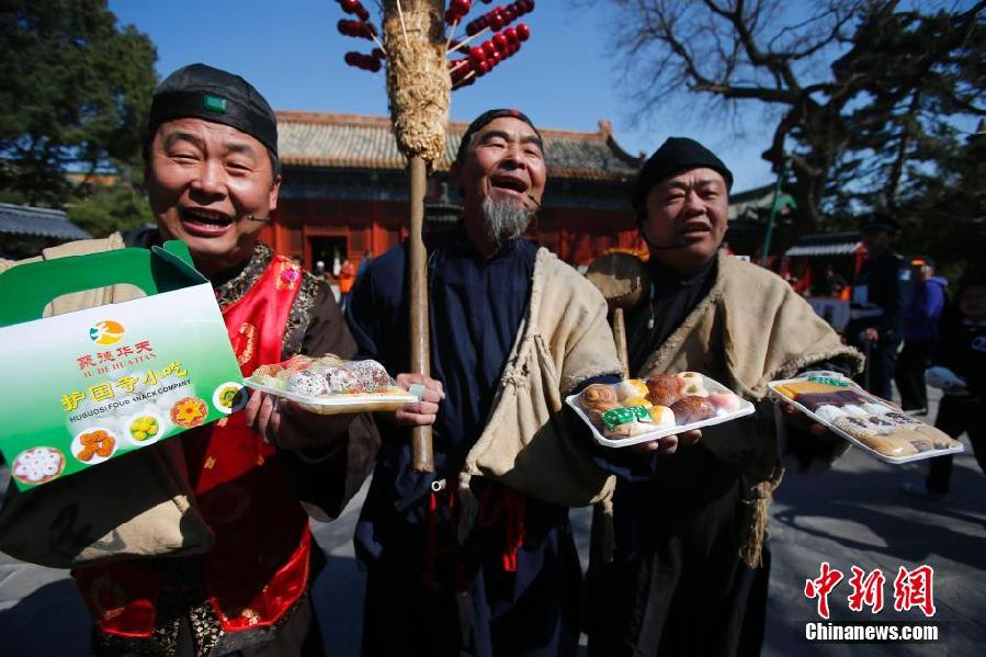 北京民眾踏春品寒食