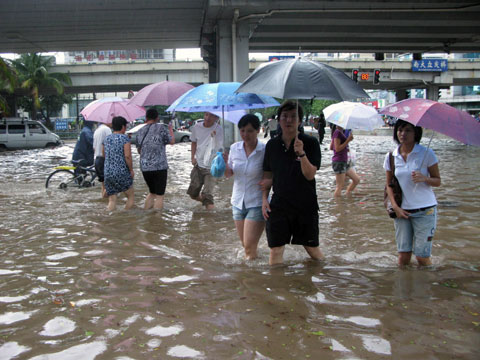 海口普降暴雨 預計積水可能達到100毫米