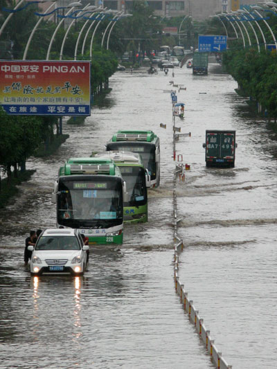 海口普降暴雨 預計積水可能達到100毫米