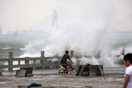 “凱薩娜”來勢洶涌 海南經受風雨洗禮(圖)