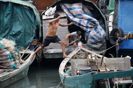 “凱薩娜”來勢洶涌 海南經(jīng)受風(fēng)雨洗禮(圖)