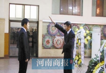 新郎與逝去新娘在殯儀館內舉行結婚典禮(圖)
