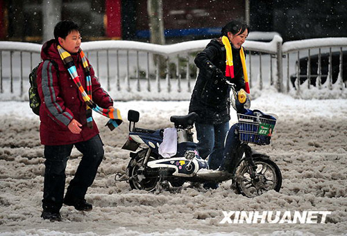 河南鄭州：雪天路難行