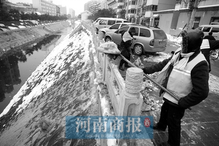 鄭州除積雪陋習多 積雪填滿雨水井污染河水