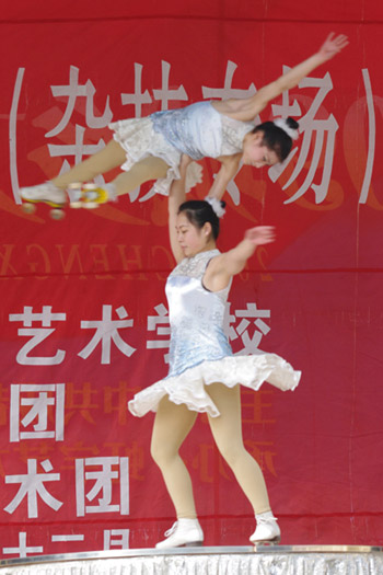 四川省文聯、四川省雜協組團赴汶川慰問(組圖)