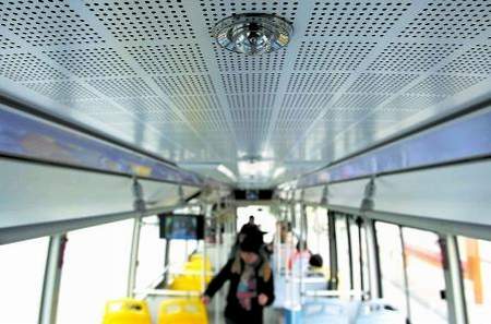 全國首輛防火公交車成都投運 60秒內滅火