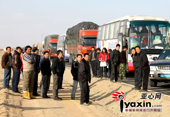 國(guó)道312線新疆甘肅交界處因低溫堵車(chē)一周(圖)