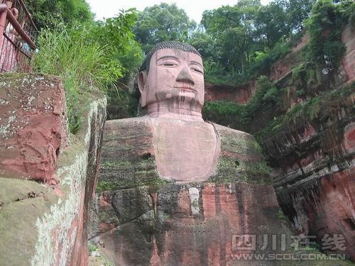 樂山大佛再被惡搞:去年唱歌 今年還要唱“寂寞”