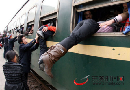 1月25日下午,東莞東火車站。雖然春運還未到,但已有大批的回鄉(xiāng)的旅客。圖為一些乘客從車窗爬上列車,工作人員協(xié)助。(記者 鄭琳東 攝)(以上圖片均為鄭琳東當日在東莞東站所拍)(以上圖片均為鄭琳東當日在東莞東站所拍) “爬窗門”事件沸沸揚揚 拍照記者首次正面回應