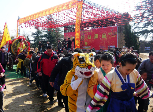 商都民俗廟會(huì)給河南民眾送上“歡樂(lè)大餐”