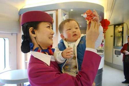 美女列車長(zhǎng)走紅網(wǎng)絡(luò) 帥哥“粉絲”獻(xiàn)花(圖)