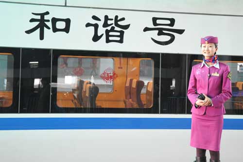 美女列車長走紅網絡 帥哥“粉絲”獻花(圖)