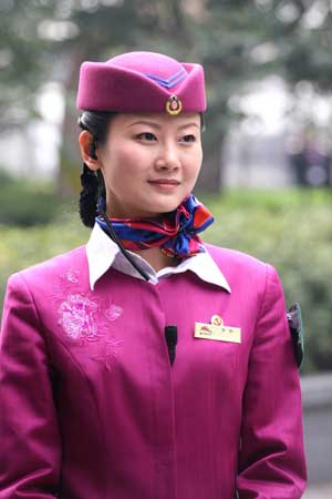 美女列車長(zhǎng)走紅網(wǎng)絡(luò) 帥哥“粉絲”獻(xiàn)花(圖)