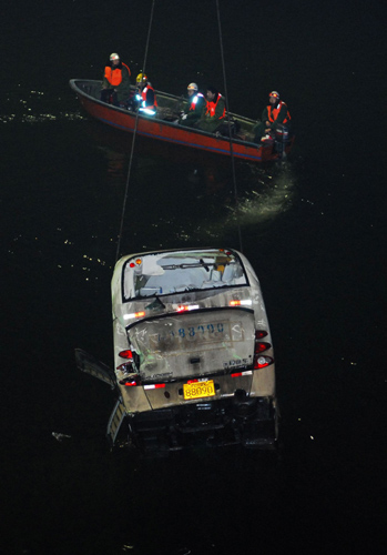 鄭州一中巴車墜入20米水庫 3人死亡（圖）