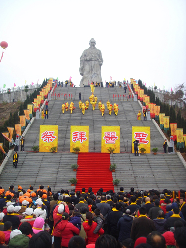 河南西峽萬余人醫圣山下拜“醫圣”