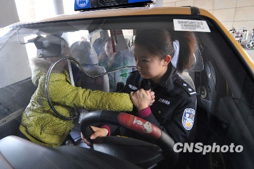 三八婦女節(jié)：南京女警教的姐“防身術(shù)”