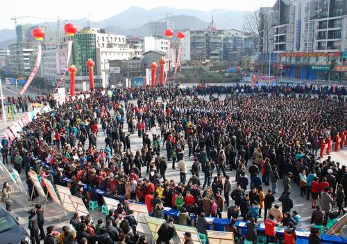 萬源政府搭臺送崗位 6900人達成就業(yè)意向