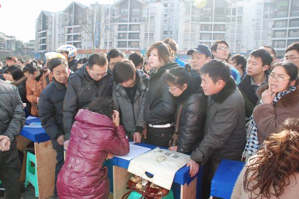 萬源政府搭臺送崗位 6900人達成就業意向