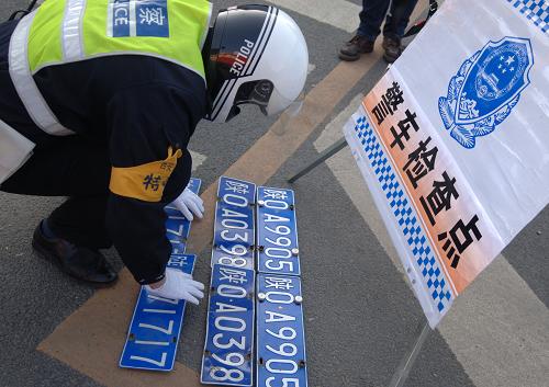 西安嚴(yán)查警車違規(guī)[組圖]