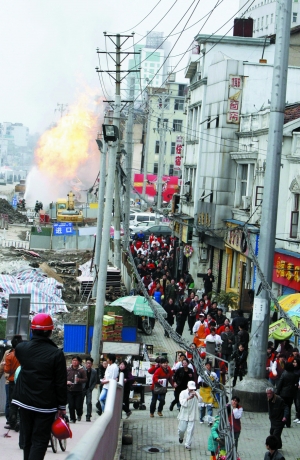 武漢天然氣管道爆炸:火高20多米 萬人逃離(圖)