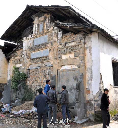 江西德興:清代牌坊成了民宅墻