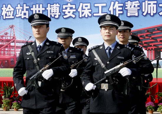 上海邊檢部門將在世博會期間配槍執(zhí)勤(組圖)