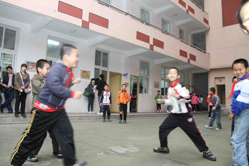 南平市實驗小學(xué)學(xué)生課后在玩“轉(zhuǎn)圈圈”舒緩心理壓力